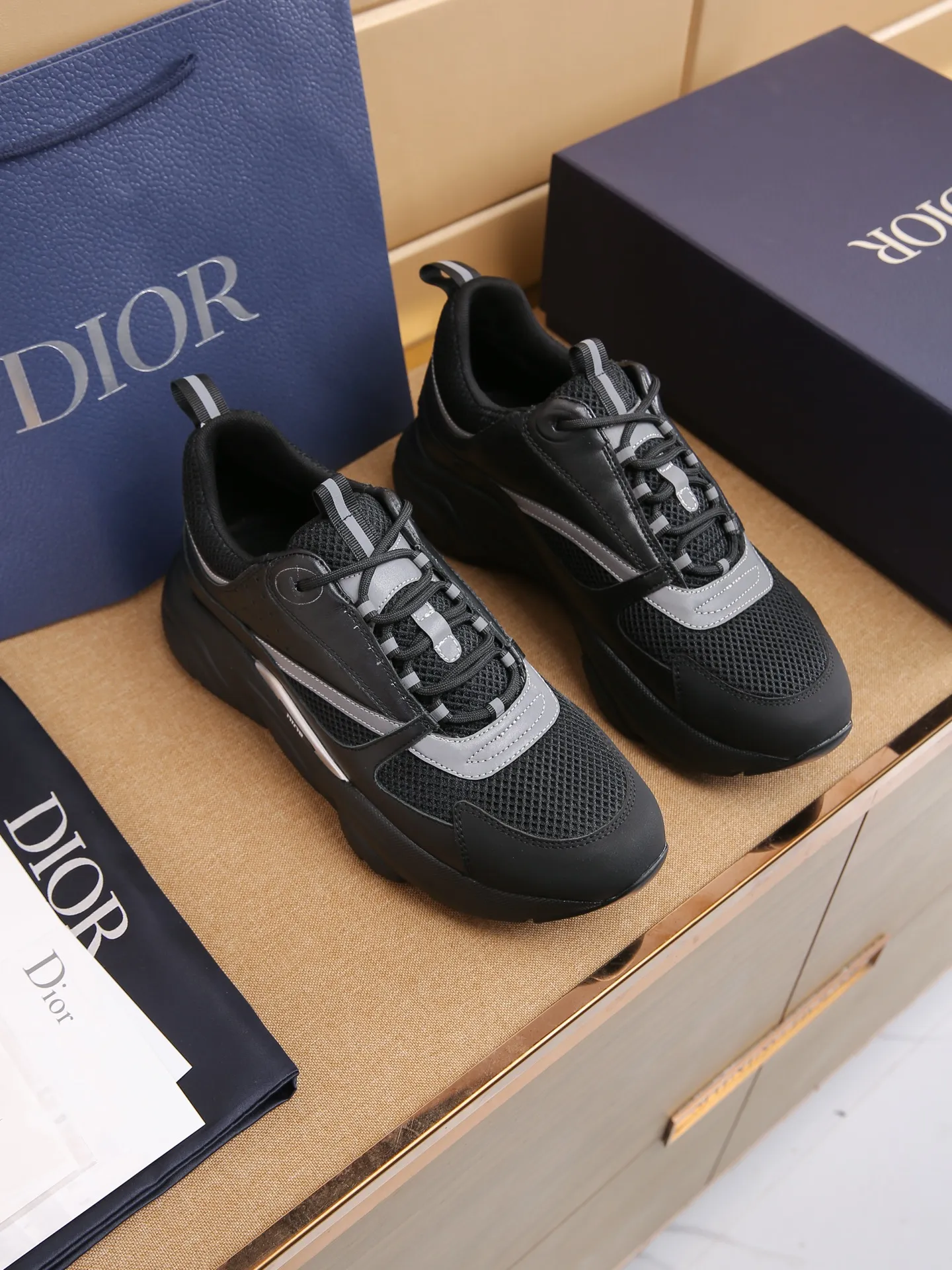 Factory price: 460💰Dior’s top version of D’s b22 men’s sports shoes. Inspired by retro running styles, the chunky low-top silhouette features gray calf leather and blue and white mesh fabric uppers, atop a black, white and blue engraved rubber sole. Nylon ribbon accents the blue mesh tongue and heel counter, and a "dio~" logo appears on the side. Pair it with a suit for a striking contrast and add a sportswear-chic edge to your look. The thick sole can be about 4cm~ Size: 38-45, [46, 47 customized]